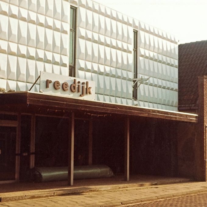 Boompjesstraat 21, Strijen. Deze nieuwbouw, speciaalzaak voor meubelen en woninginrichting, uit 1971 was maar liefst 800 m2 groot.