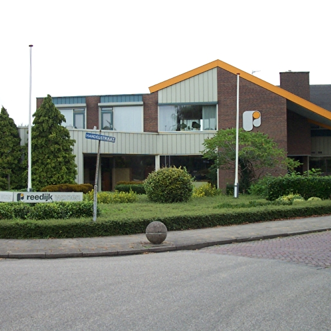 Handelstraat 32, Strijen. Vanaf 1982 beschikte Reedijk Wonen over 3.200 m2 voor de showroom van de speciaalzaak voor meubelen en woninginrichting.
